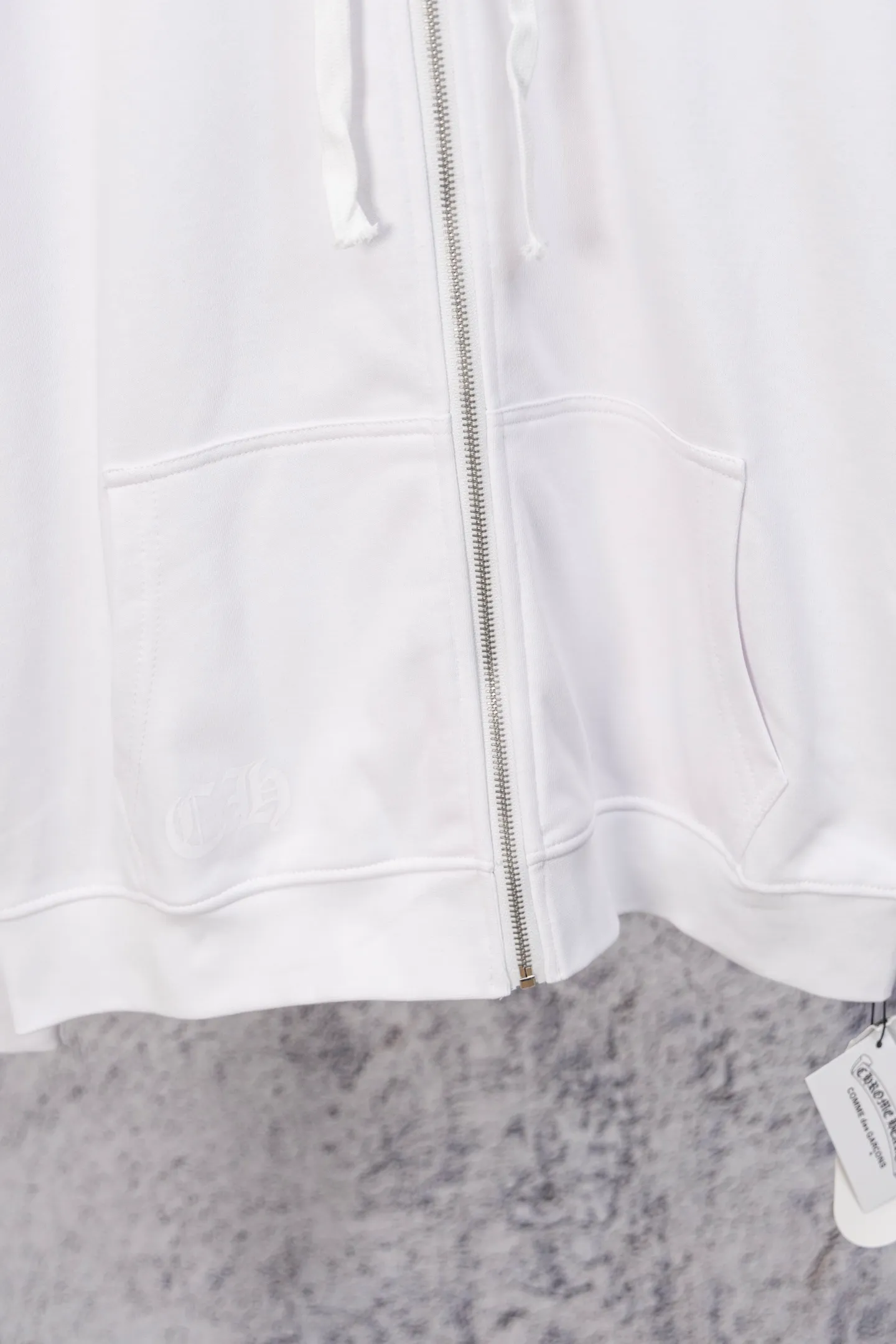 P250 ChromeHearts CH ChromeHearts 25 early autumn flower arm horseshoe zipper cardigan hooded sweatshirt Sanskrit letter rattan flower cross horseshoe hooded sweatshirt The fabric is made of 440g pure cotton terry with matching threads, imported printing, original customization, hardware, soft and skin-friendly. The workmanship is meticulous and the thickness is moderate. The webbing on the back collar extends to the shoulder for reinforcement. The connection between the wellhead and the shoulder is reinforced. The whole body is made with thousands of needle embroidery techniques. It is more compliant and stylish with clothes. It is a hot item of the season. The original customized accessories are complete with three standards. It will look handsome with any combination. The os drop shoulder version and loose version. Color: Black White Size: S M L XL